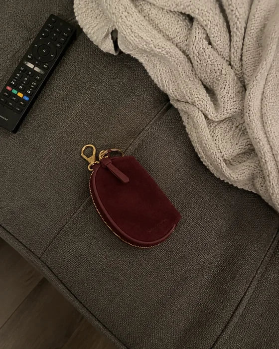 Lifestyle imagery: Oxblood Mini in an everyday setting