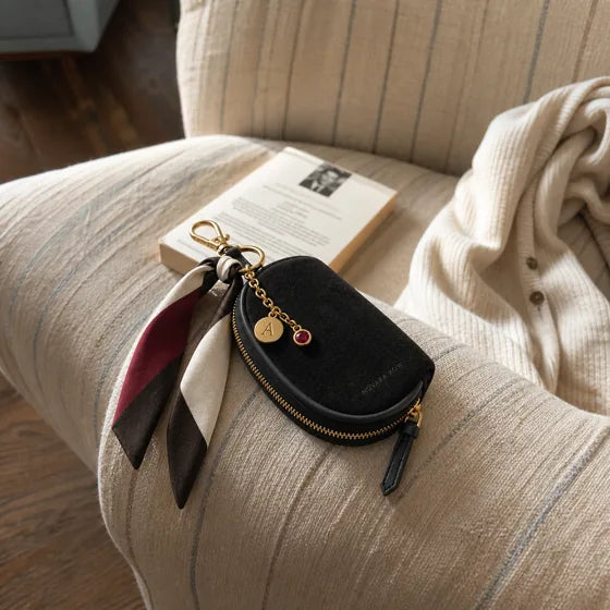 Lifestyle imagery: Styled Black Mini in a reading corner