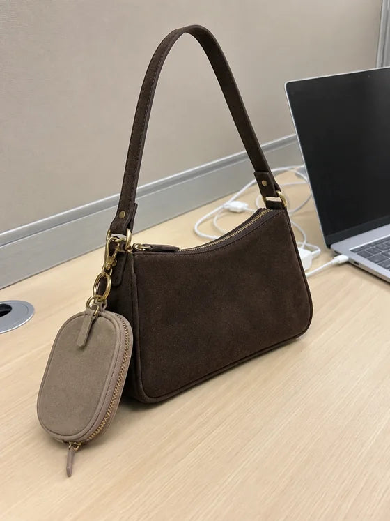 Lifestyle imagery: Sand Mini attached to the Linea 12 in an office